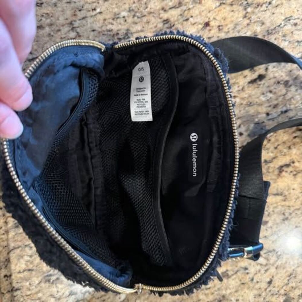 Lulu 🍋 everywhere belt bag fleece black EUC smoke free - Picture 2 of 3